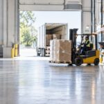 Lean logistics: qué es y cómo aplicarlo Operaciones de Lean Logistics en un almacén moderno con carretilla elevadora, palés y gestión digital.
